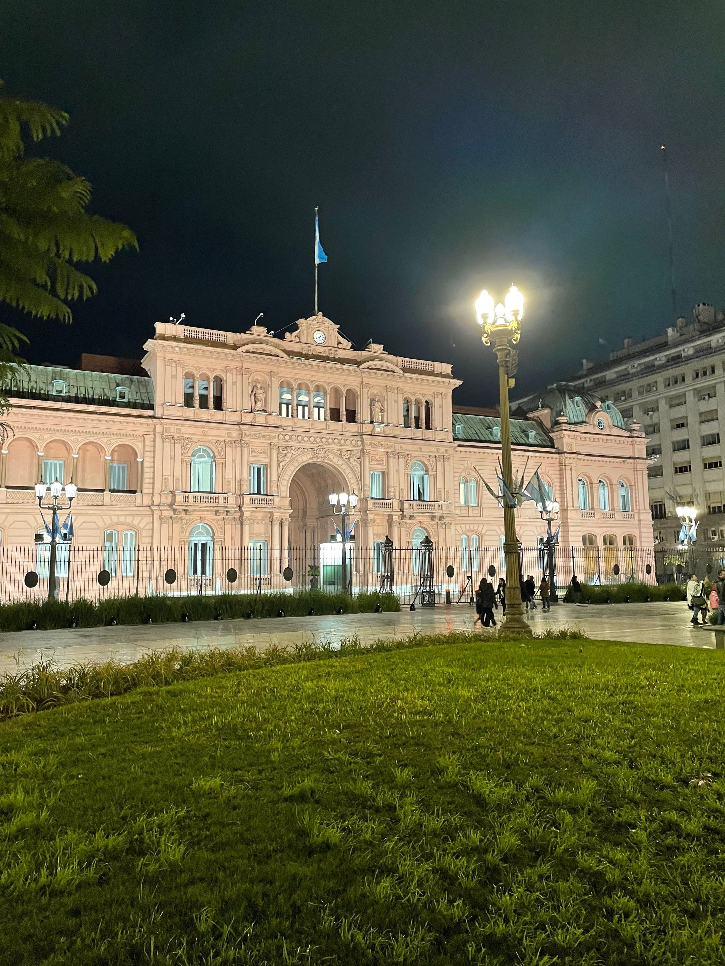 La Casa Rosada de noche
