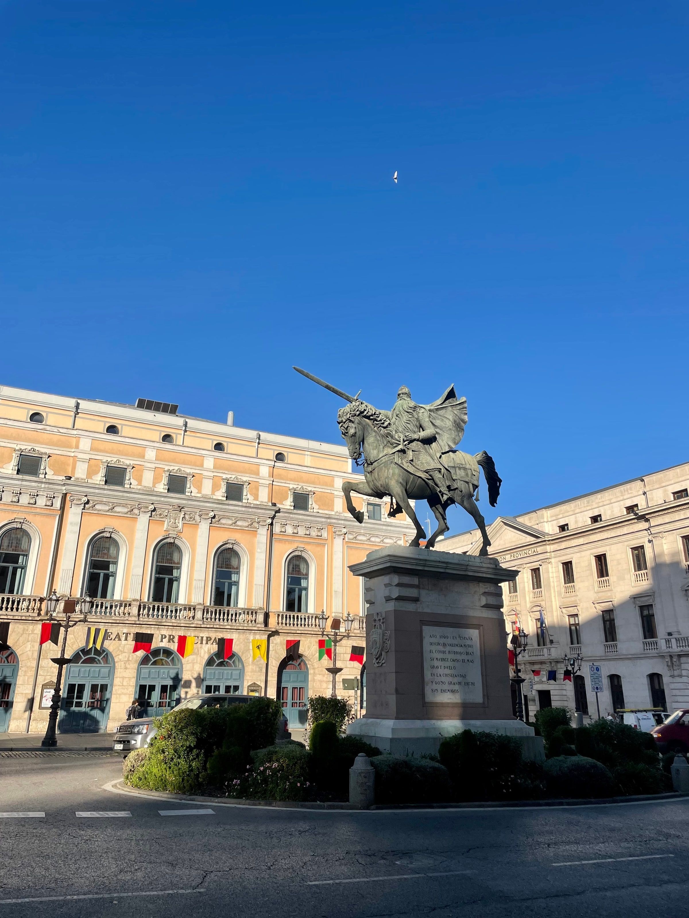 La estatua del Cid frente al Teatro Principal