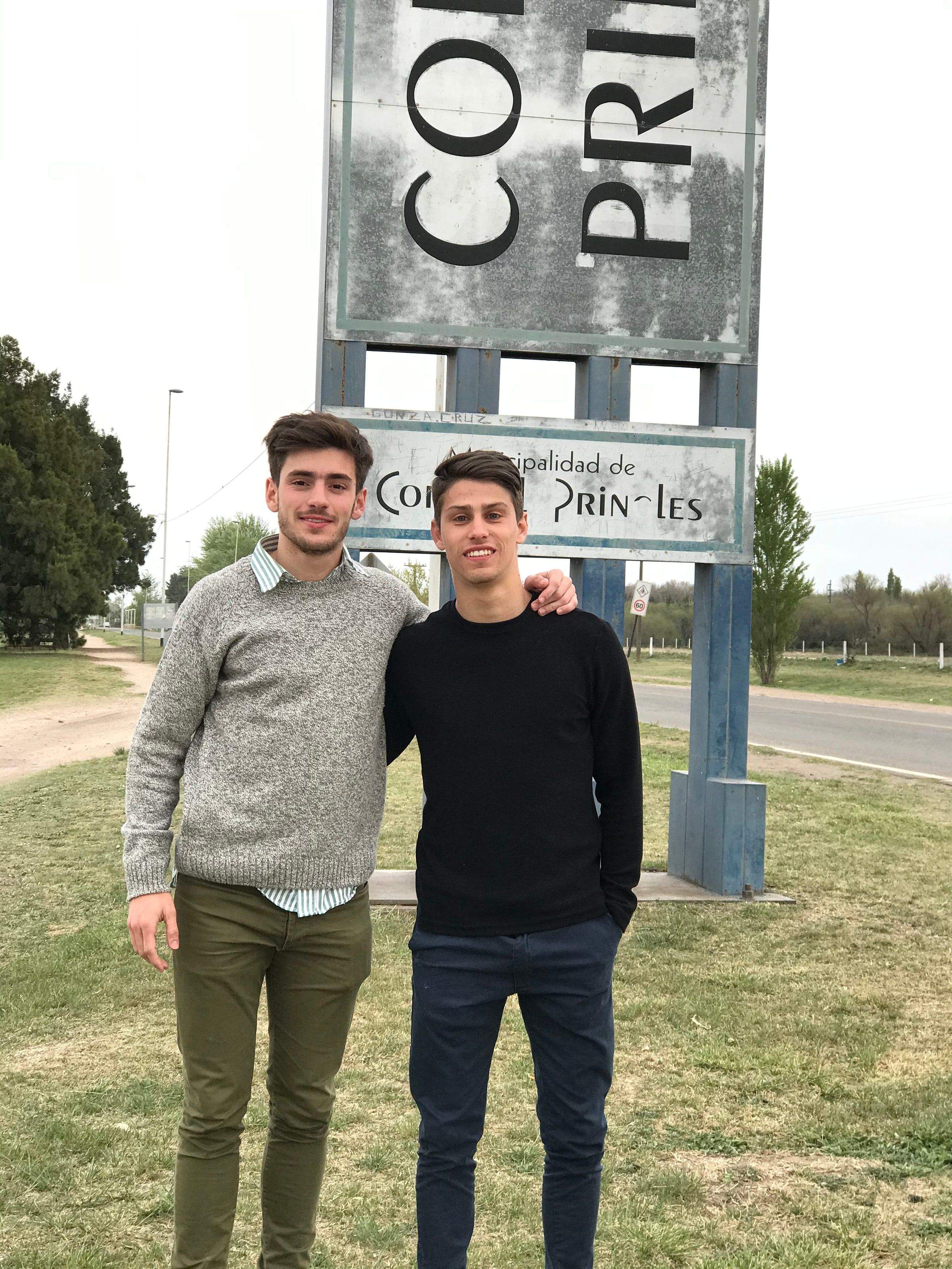 Dos amigos en el cartel de entrada de Coronel Pringles