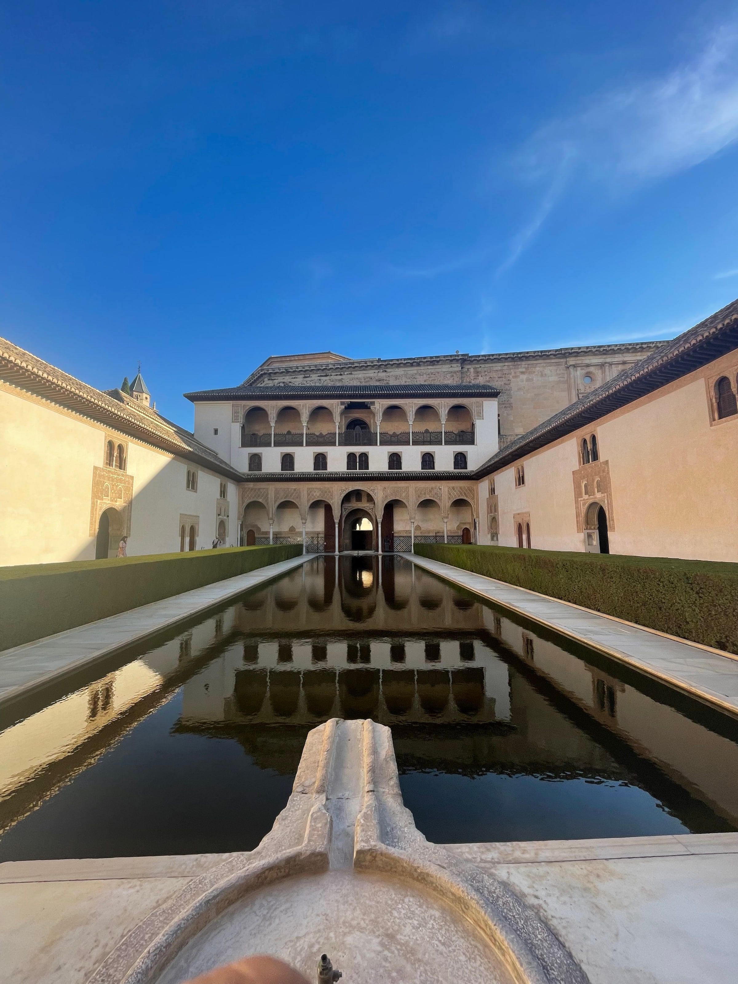 El Patio de los Arrayanes con su estanque