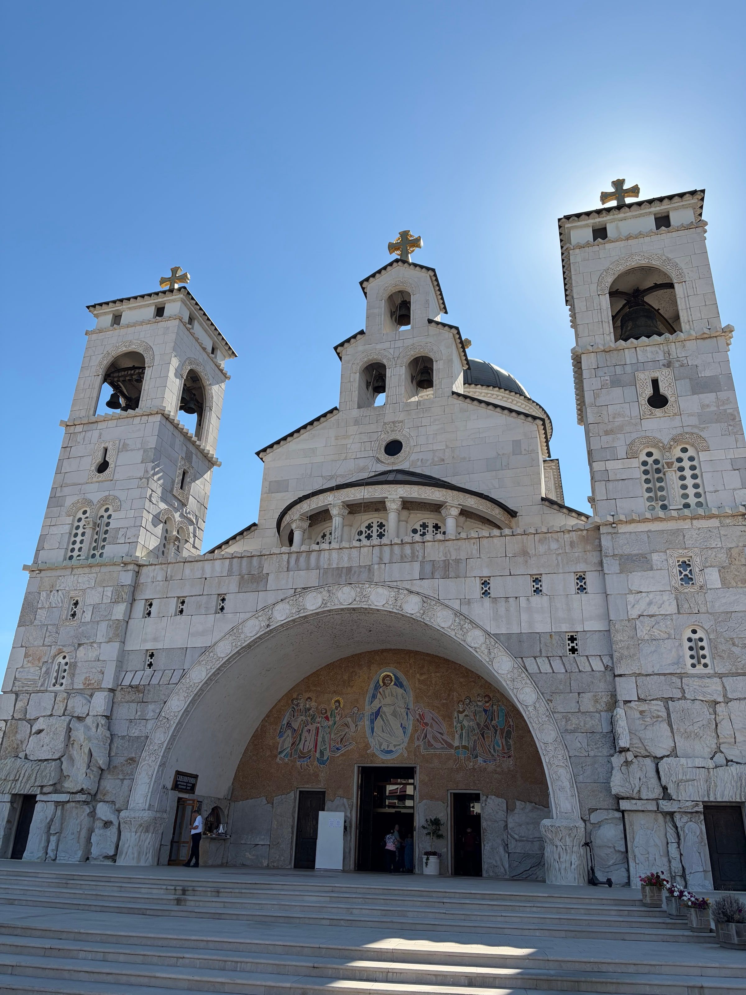 La catedral ortodoxa de Podgorica, una iglesia blanca de piedra con campanarios