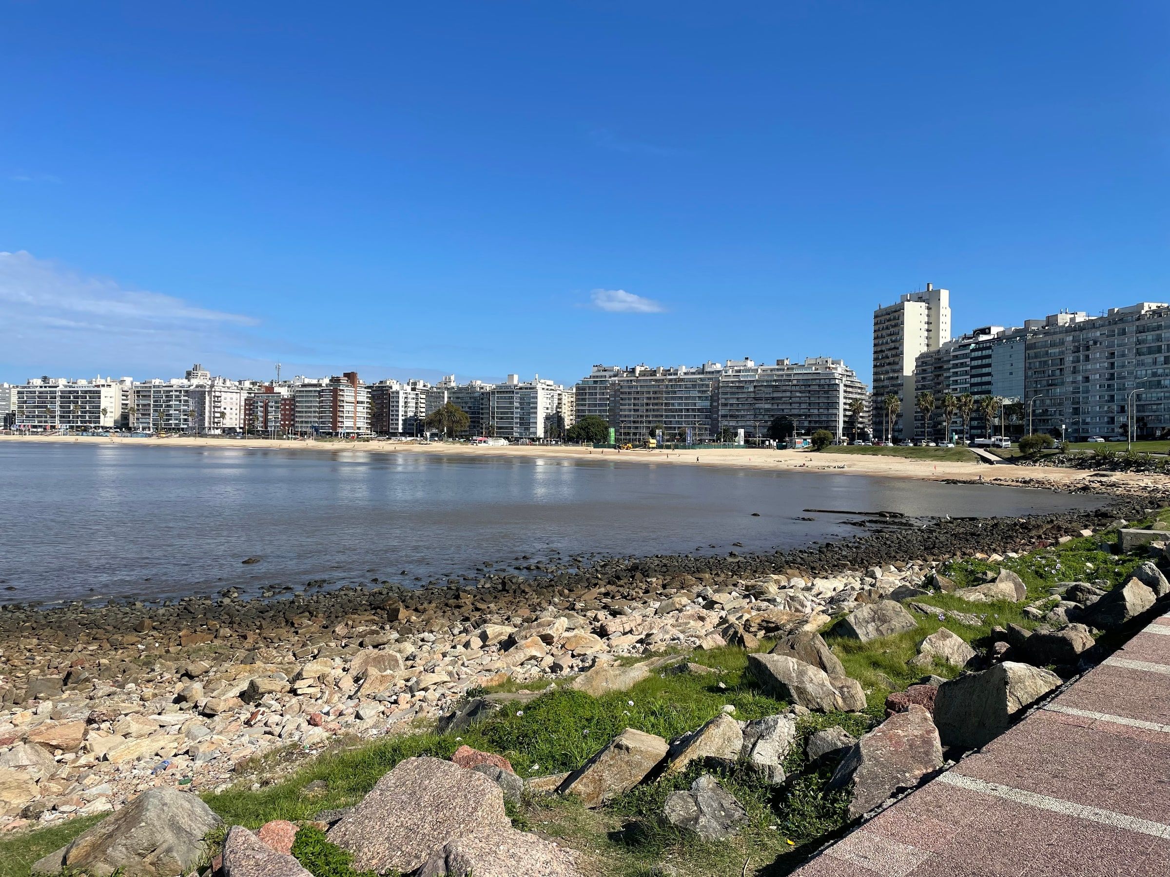 La Rambla de Pocitos, en Montevideo, con los edificios frente al mar y las rocas