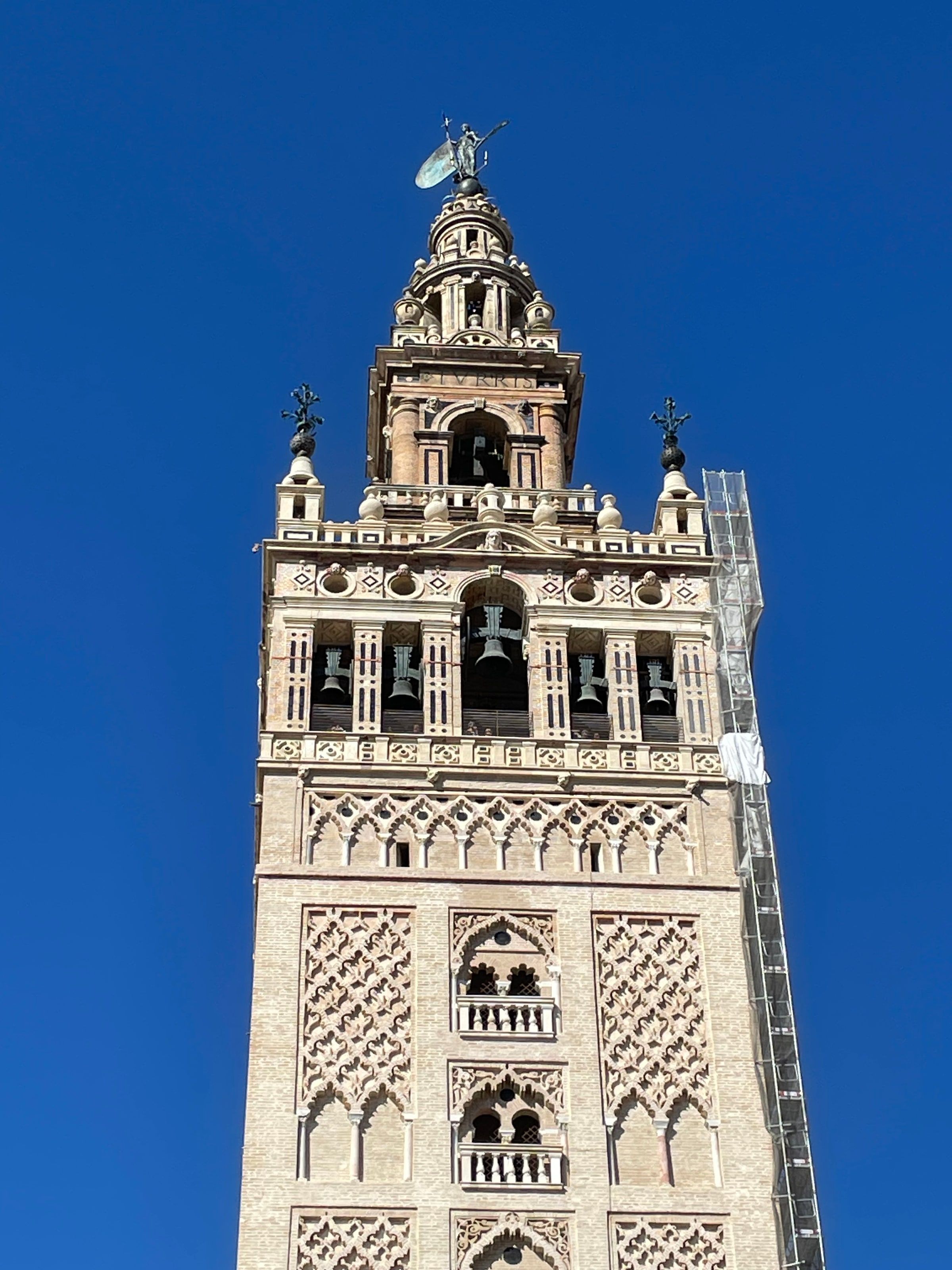 La Giralda contra el cielo