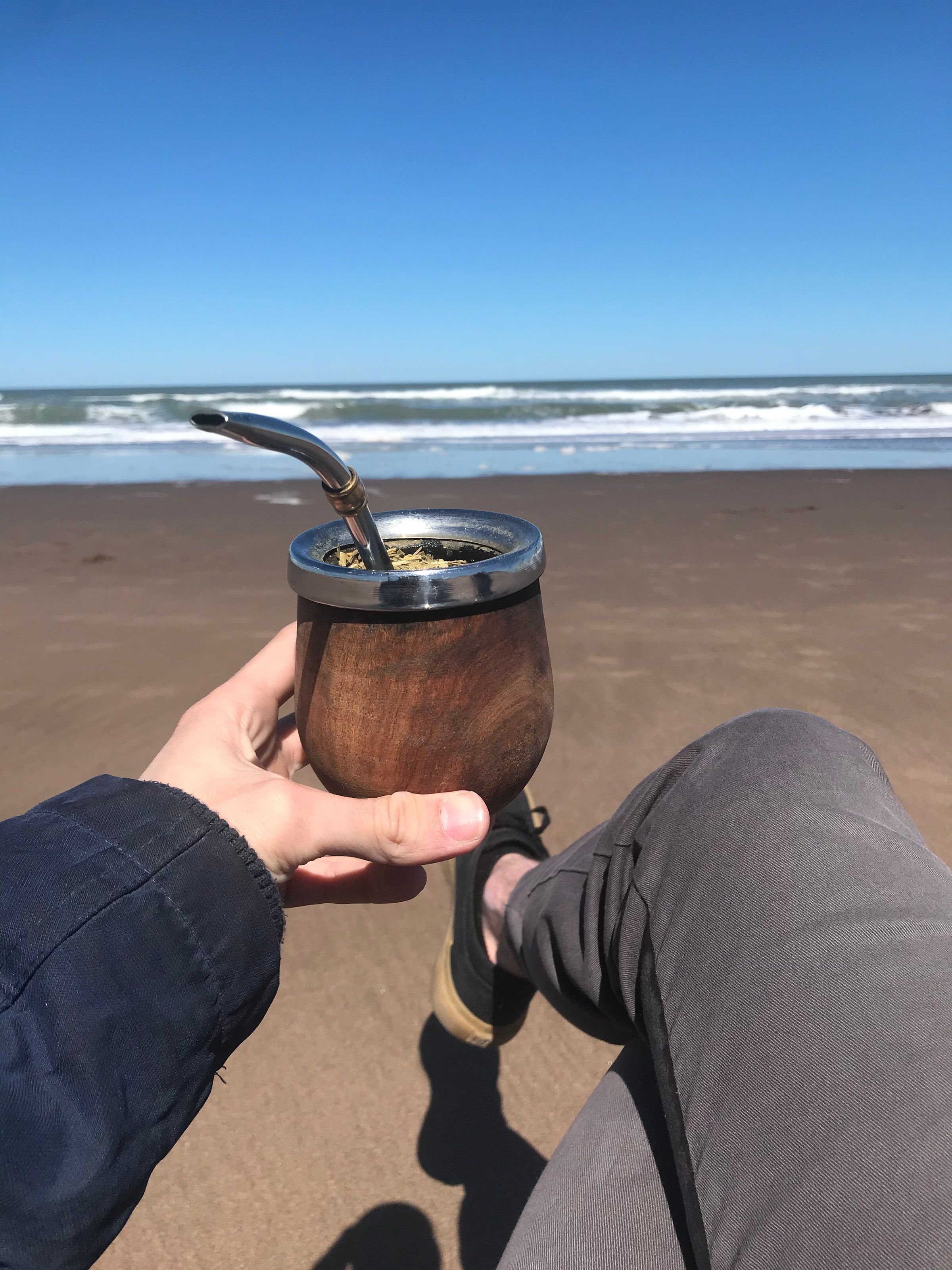 Un mate frente al mar en Claromecó