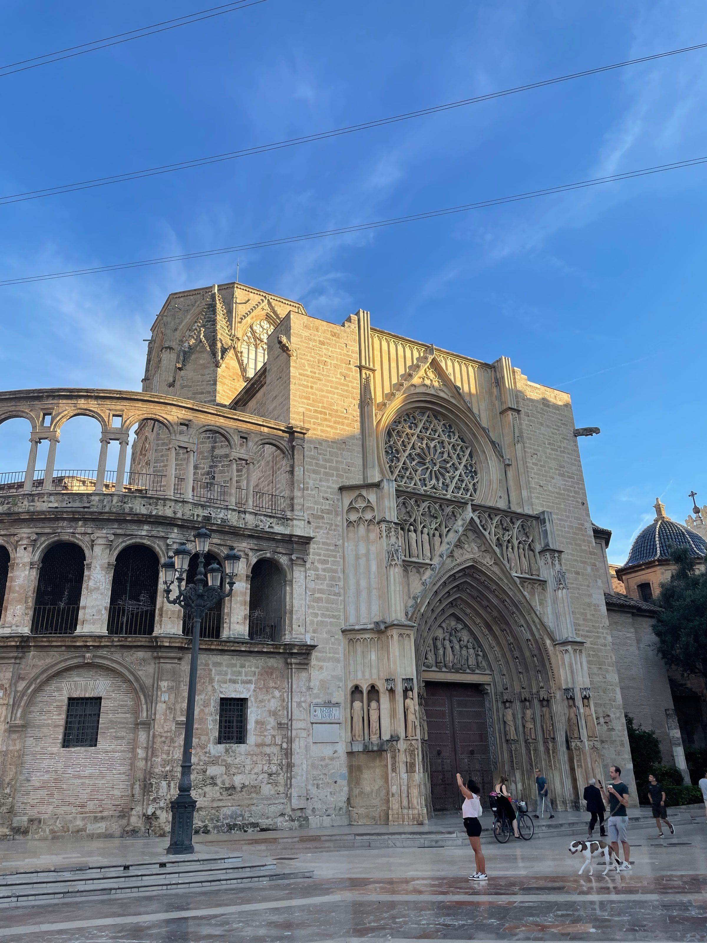 La Catedral de Valencia desde la Plaza de la Virgen